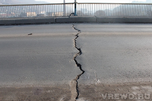 Мост во Владивостоке дал трещину из-за морозов