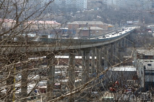Мост во Владивостоке дал трещину из-за морозов